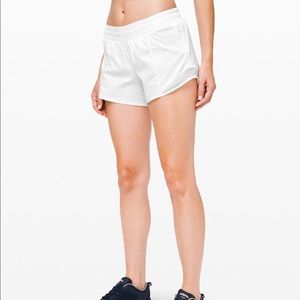 lululemon hotty hot 4” shorts in white — sz 8